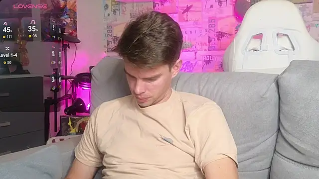 Snapshot of Mike_Burn chatting on 11.04.25 Mike Burn online show from 11.04.25