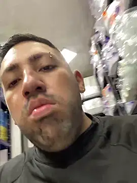 Snapshot of JuanZapata33 chatting on 10.08.25 JuanZapata33 online show from 10.08.25