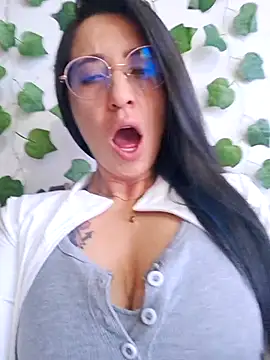 Snapshot of VALERY-03_ chatting on 10.18.25 VALERY-03 online show from 10.18.25