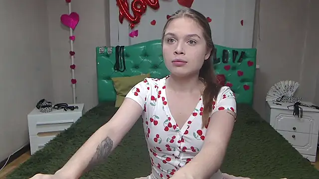 Snapshot of LaraPika chatting on 10.10.25 LaraPika online show from 10.10.25