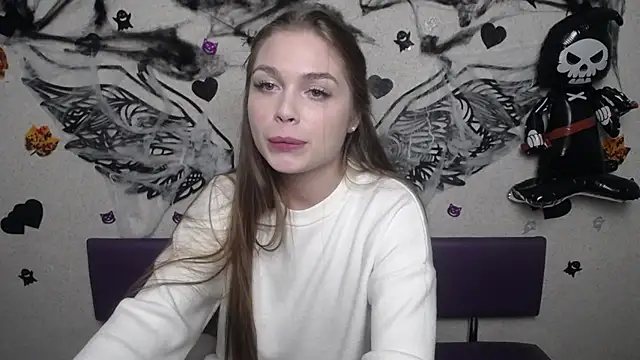 Snapshot of LaraPika chatting on 10.26.25 LaraPika online show from 10.26.25