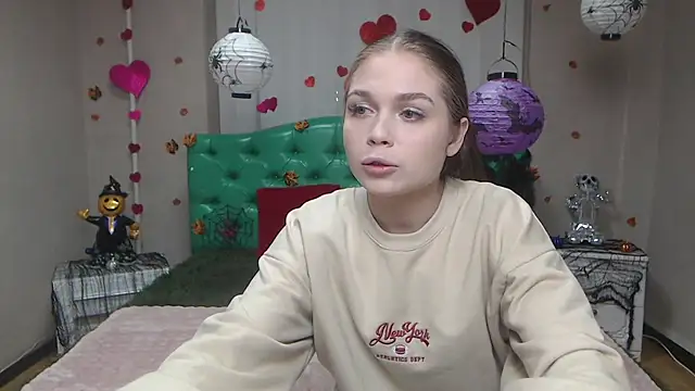 Snapshot of LaraPika chatting on 11.04.25 LaraPika online show from 11.04.25