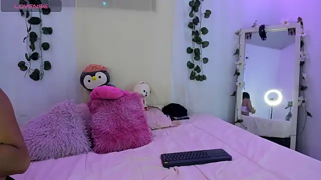 Snapshot of catalina_and_roger chatting on 09.25.25 catalina and roger online show from 09.25.25