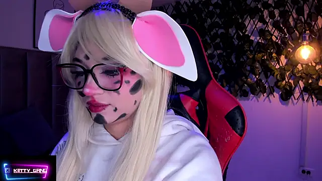 Snapshot of Kitty_Gang chatting on 10.31.25 Kitty Gang online show from 10.31.25