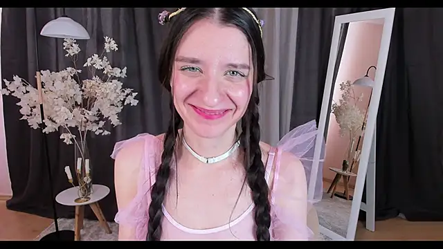 Snapshot of helentasty chatting on 02.18.25 helentasty online show from 02.18.25