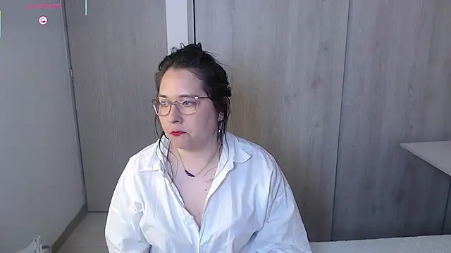 May Carlier online show from 10.05.25