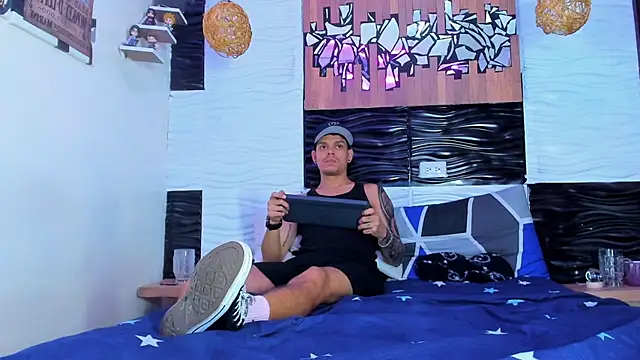 Snapshot of Friendsofeverything_ chatting on 11.01.25 Friendsofeverything online show from 11.01.25