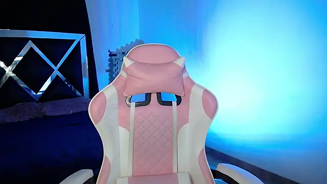 Snapshot of merlin-18 chatting on 10.31.25 merlin-18 online show from 10.31.25