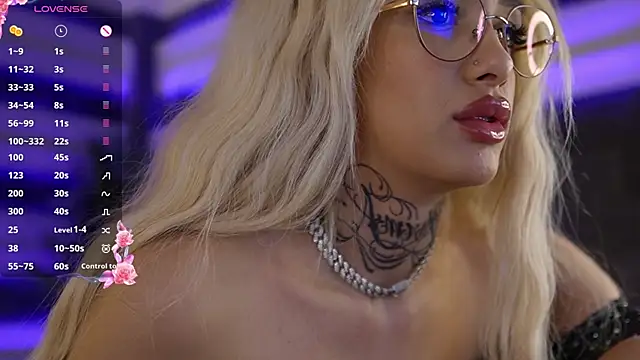 Snapshot of blondie_muller chatting on 11.13.25 blondie muller online show from 11.13.25