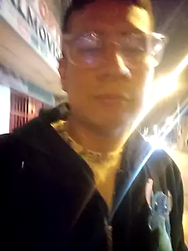 Snapshot of PequeArely chatting on 12.20.24 PequeArely online show from 12.20.24