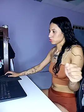Snapshot of Karii-R chatting on 12.24.24 Karii-R online show from 12.24.24