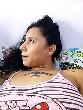 Snapshot of Karii-R chatting on 02.28.25 Karii-R online show from 02.28.25