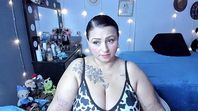 Snapshot of Ivonnee__ chatting on 10.20.25 Ivonnee online show from 10.20.25