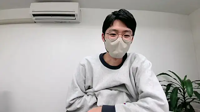 Snapshot of TakuryuJPN chatting on 02.24.25 TakuryuJPN online show from 02.24.25