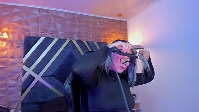 Snapshot of Alahia_Dangelo chatting on 10.18.25 Alahia Dangelo online show from 10.18.25