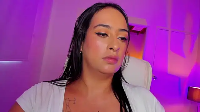 Snapshot of DaniRousse chatting on 12.18.24 DaniRousse online show from 12.18.24