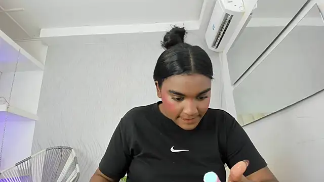 Snapshot of kayna_gomez chatting on 10.31.25 kayna gomez online show from 10.31.25