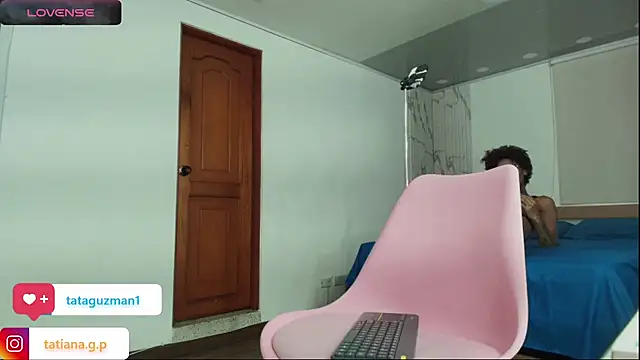 Snapshot of tataguzman1 chatting on 10.23.25 tataguzman1 online show from 10.23.25