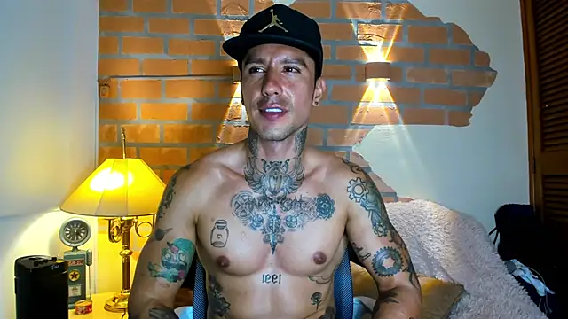 Snapshot of Dylanstonne chatting on 03.08.25 Dylanstonne online show from 03.08.25