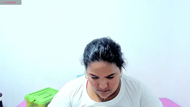 Snapshot of Angiiee_bbw chatting on 02.15.25 Angiiee bbw online show from 02.15.25