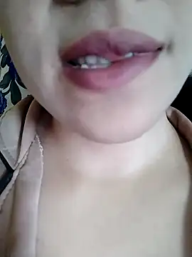 Snapshot of Anki-doll chatting on 10.08.25 Anki-doll online show from 10.08.25