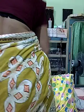 Snapshot of yoursweety09 chatting on 10.29.25 yoursweety09 online show from 10.29.25