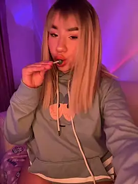 Im Valen Cute online show from 10.17.25