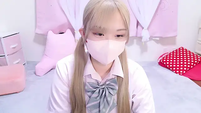 Snapshot of MAIKA_pyon chatting on 03.04.25 MAIKA pyon online show from 03.04.25