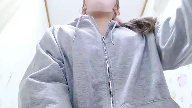 Snapshot of MAIKA_pyon chatting on 09.12.25 MAIKA pyon online show from 09.12.25