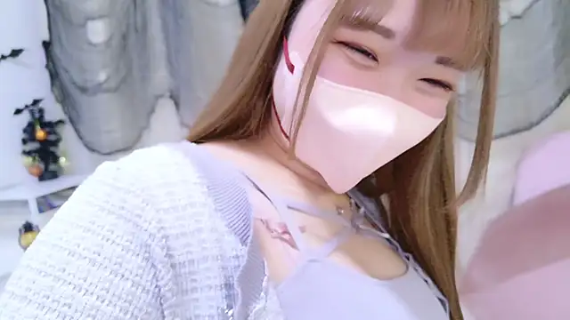 Snapshot of MAIKA_pyon chatting on 10.29.25 MAIKA pyon online show from 10.29.25