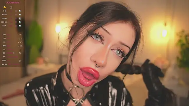 Snapshot of Devilsss_toy chatting on 10.04.25 Devilsss toy online show from 10.04.25