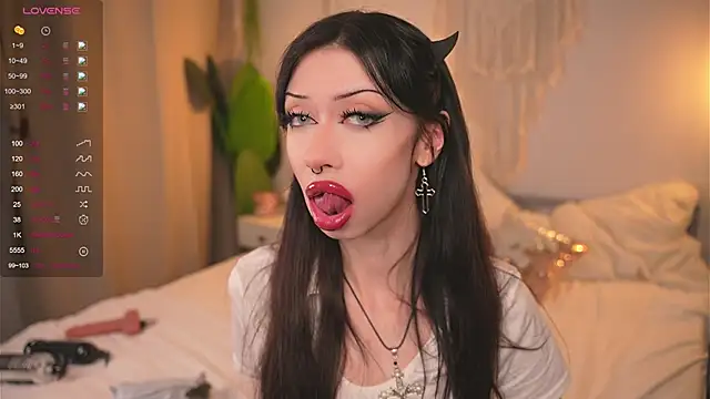 Snapshot of Devilsss_toy chatting on 10.24.25 Devilsss toy online show from 10.24.25