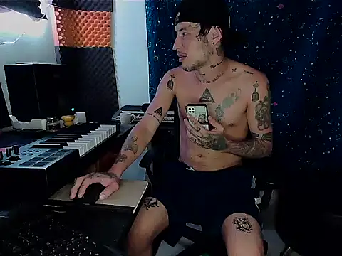 Snapshot of patrik_tattoo_ chatting on 02.25.25 patrik tattoo online show from 02.25.25