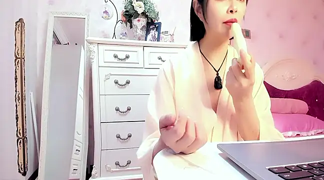 Snapshot of WJYD8 chatting on 12.03.24 WJYD8 online show from 12.03.24