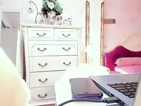 Snapshot of WJYD8 chatting on 12.08.24 WJYD8 online show from 12.08.24