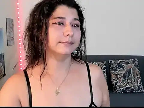 Snapshot of alinabozz1 chatting on 06.15.26 alinabozz1 online show from 06.15.26