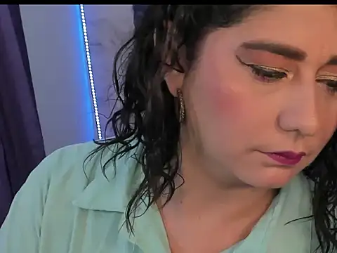 Snapshot of alinabozz1 chatting on 07.18.26 alinabozz1 online show from 07.18.26