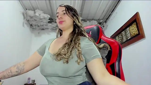 Snapshot of Lauu_G chatting on 12.22.25 Lauu G online show from 12.22.25