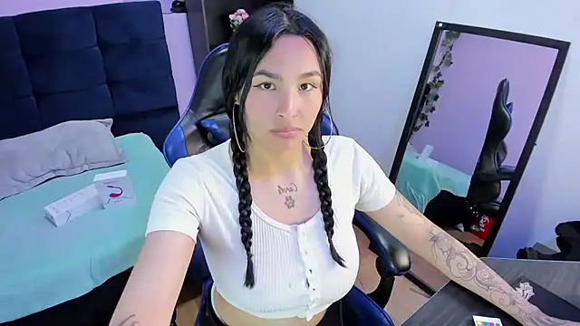 ChloeeTompson  online show from 10.22.25