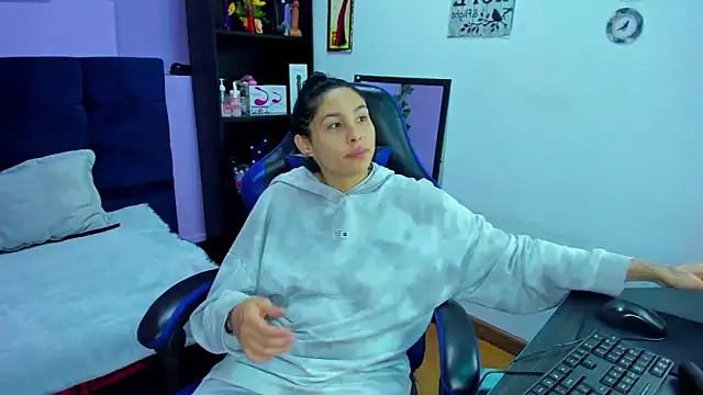 ChloeeTompson  online show from 10.24.25