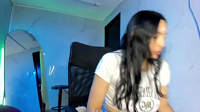 ChloeeTompson  online show from 10.25.25