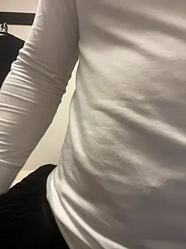 Snapshot of YU-KI00 chatting on 11.13.25 YU-KI00 online show from 11.13.25