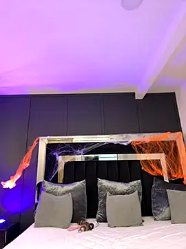 Snapshot of emilie_xx_ chatting on 10.24.25 emilie xx online show from 10.24.25