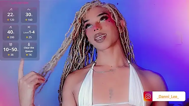 Snapshot of DanniLee_ chatting on 10.21.25 DanniLee online show from 10.21.25