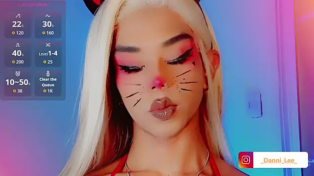 Snapshot of DanniLee_ chatting on 10.31.25 DanniLee online show from 10.31.25