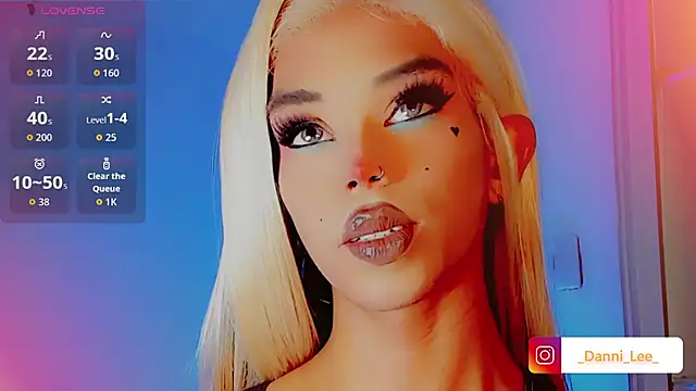 Snapshot of DanniLee_ chatting on 11.01.25 DanniLee online show from 11.01.25