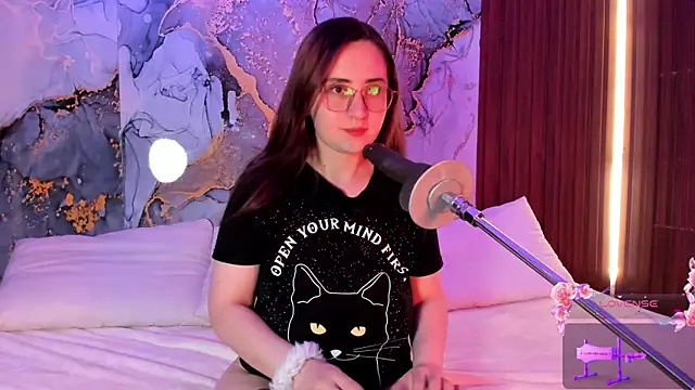 Snapshot of centaurigirl chatting on 09.27.25 centaurigirl online show from 09.27.25