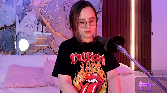 Snapshot of centaurigirl chatting on 10.22.25 centaurigirl online show from 10.22.25