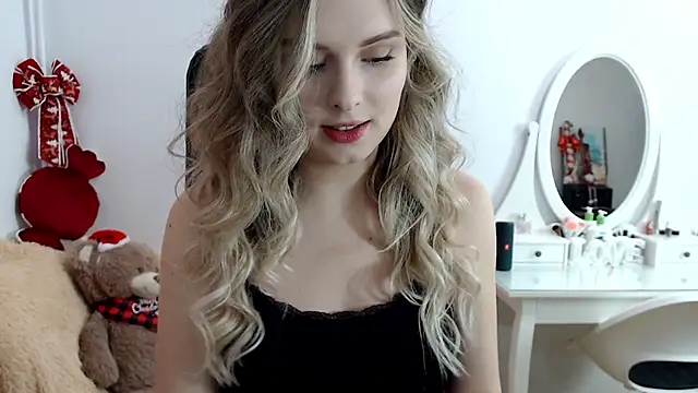 Snapshot of _sweettreat chatting on 12.14.24 sweettreat online show from 12.14.24