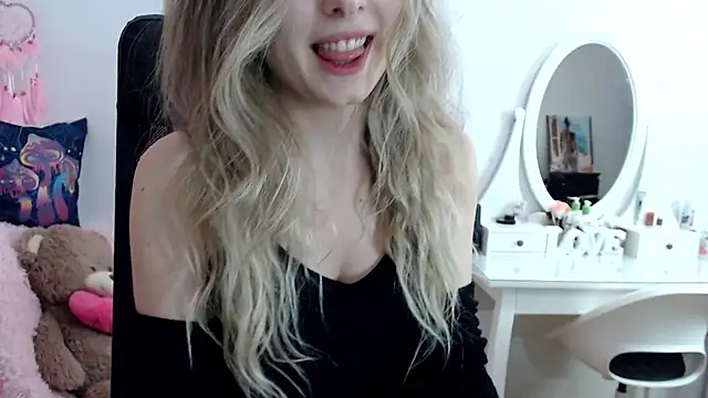 Snapshot of _sweettreat chatting on 03.14.25 sweettreat online show from 03.14.25